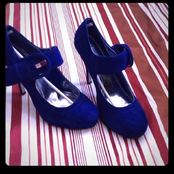 Suede like royal blue pump w/sliver bar on buckle - Picture 1 of 4